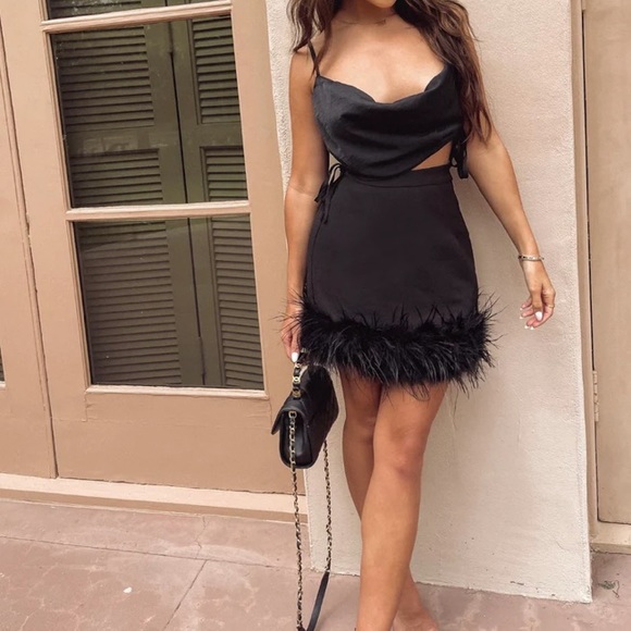BLACK FEATHER TRIM MINI SKIRT 🖤 - Picture 3 of 6